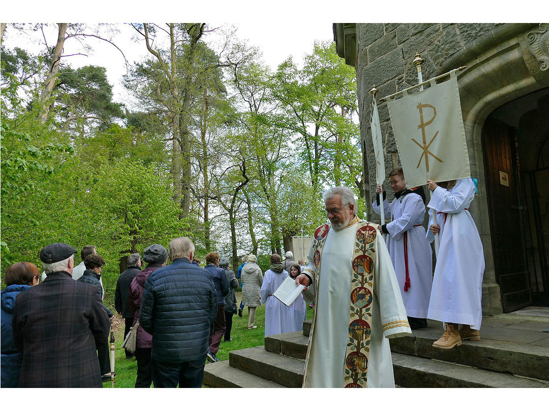 Bittprozession an der Weingartenkapelle (Foto: Karl-Franz Thiede)